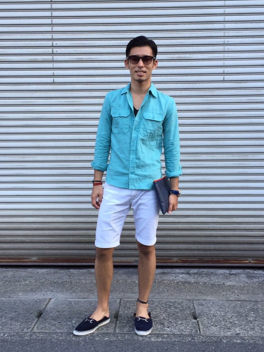 「夏、サングラス、白パンツ、スリッポン、シャツスタイル、短パン、GAP、Paul Smith、IL BISONTE、gagamilano」｜「GAPのアイテム（シャツ/ブラウス、グリーン系）」を使った、Tsubasa Iwaiさん（メンズ・173cm）の夏コーディネートの1枚目の写真