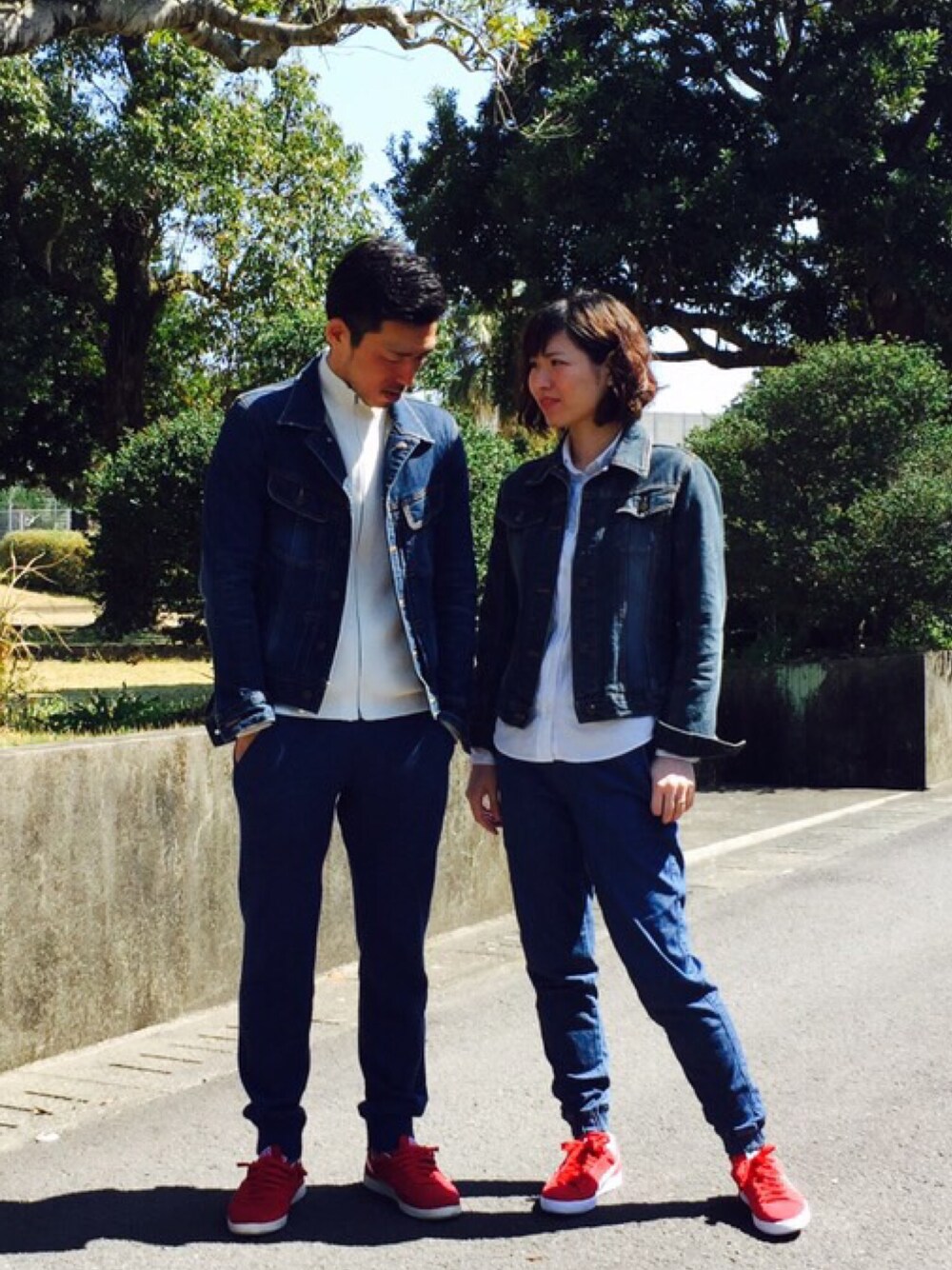 「UNIQLO、Gジャン、スニーカー、スウェット、ジョガーパンツ、GAP」｜「ABAHOUSEのスーピマストレッチ　デニムブルゾン（デニムジャケット、ブルー系）」を使った、Tsubasa Iwaiさん（メンズ・173cm）の春コーディネートの1枚目の写真