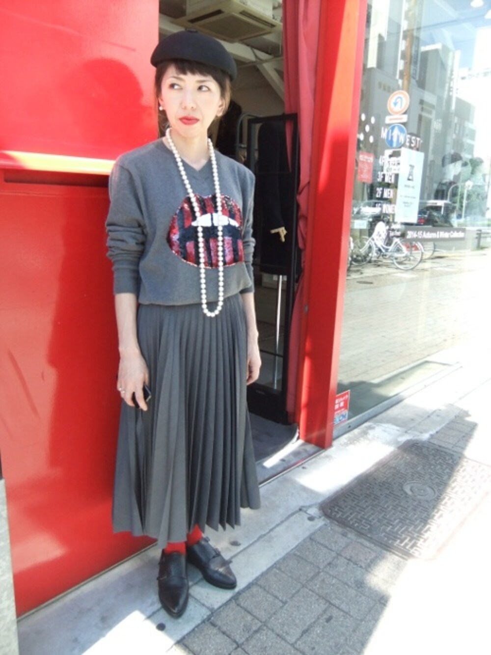 「リップモチーフ、ベレー帽、オールグレー、ミモレ丈スカート、プリーツスカート、セミロングフレアースカート、デザインニット、赤い靴下、TOGA、くちびる柄」｜「Markus Lupfer のアイテム（ニット/セーター、グレー系）」を使った、MWさん（レディース・154cm）の秋コーディネートの1枚目の写真