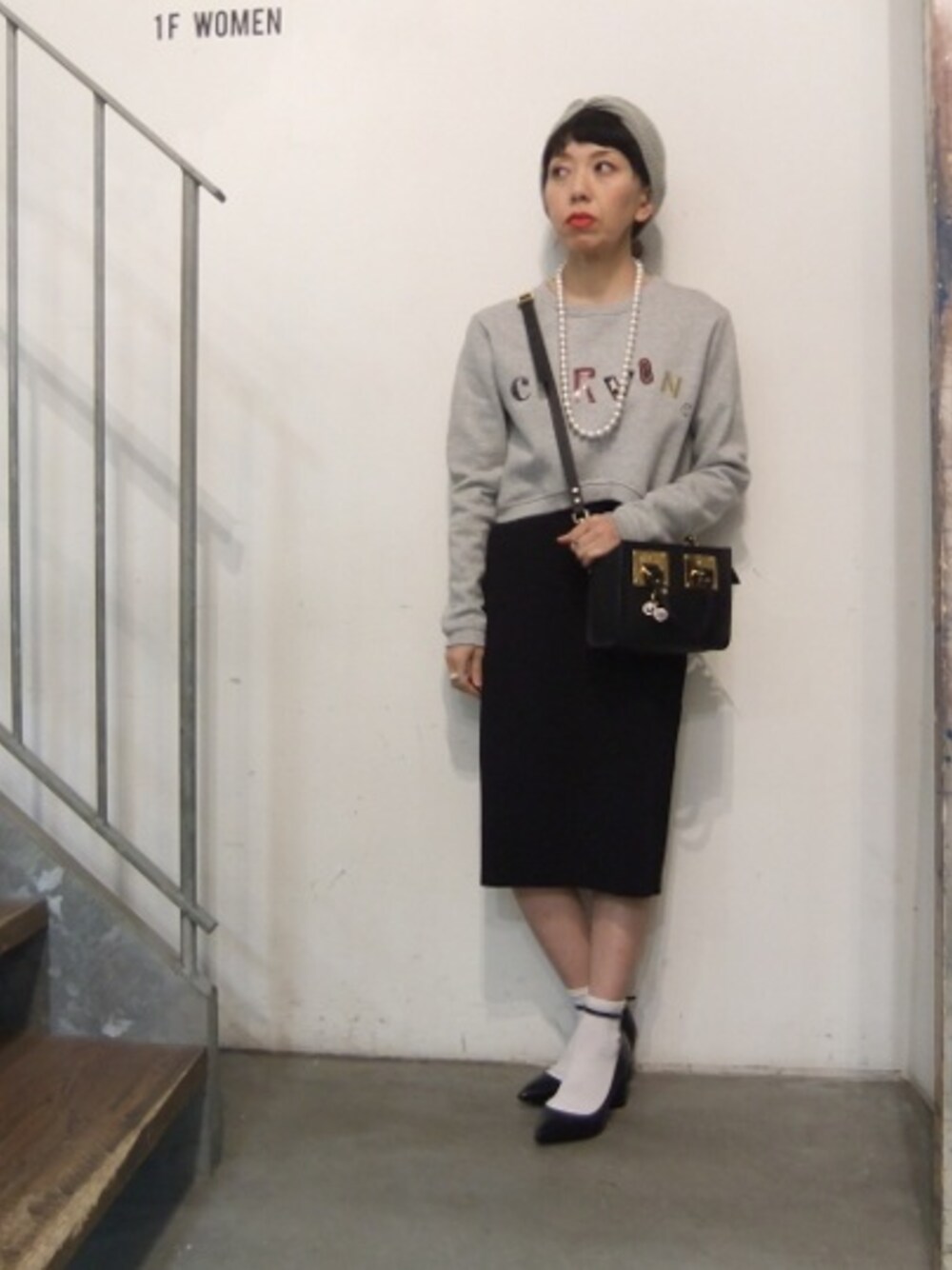 「ヘアバンド、ヒール×靴下、ポシェット、靴下×パンプス、ニットスカート、短めトップス、carven、SOPHIE HULME 、マリリンムーン、パールアクセ」｜「CARVENのアイテム（スウェット、グレー系）」を使った、MWさん（レディース・154cm）の冬コーディネートの1枚目の写真