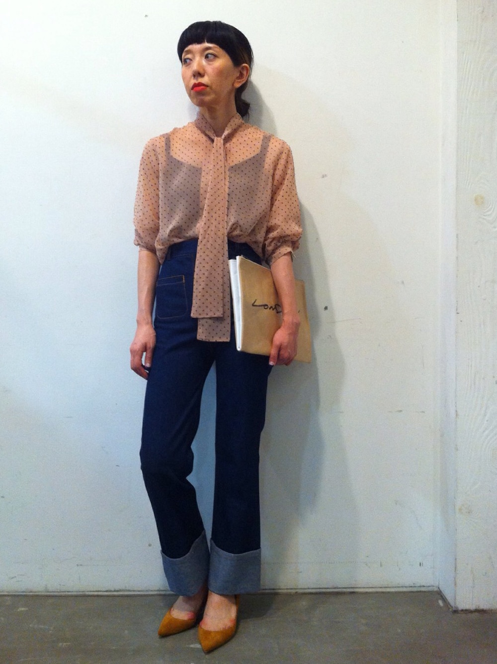 ベージュ系のシャツ/ブラウス、ブルー系のデニムパンツ、ブラウン系のパンプスを着用したレディースの秋コーディネートの1枚目の写真