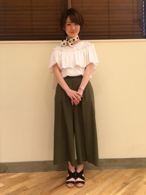 eri使用「Ray BEAMS（Yuumi ARIA /  フリルTシャツ）」的時尚穿搭