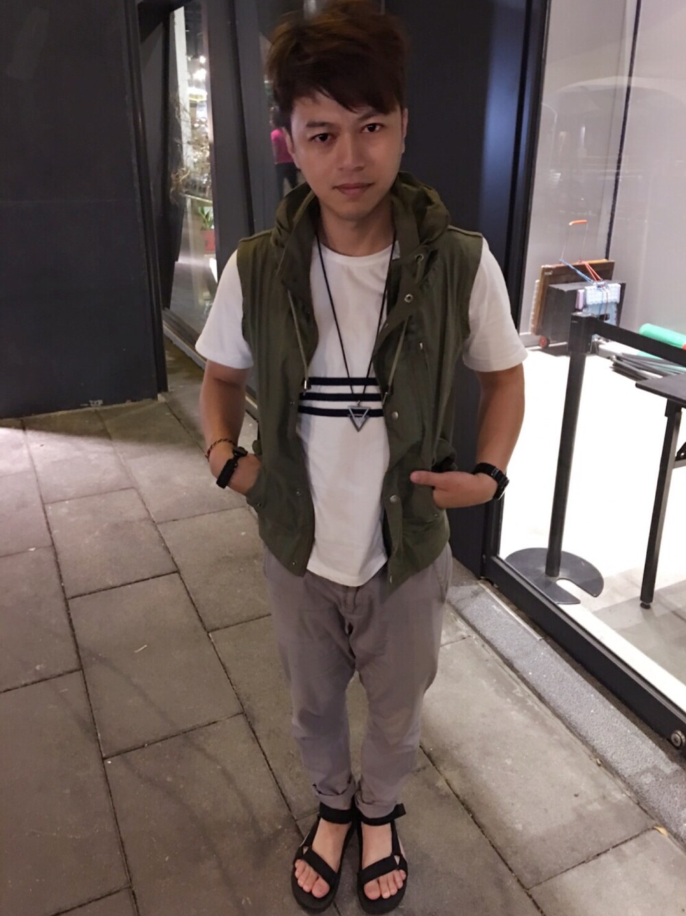「5のアイテム（カバーオール、グリーン系）」を使った、薛小鐵stageさん（メンズ・170cm）の秋コーディネートの1枚目の写真