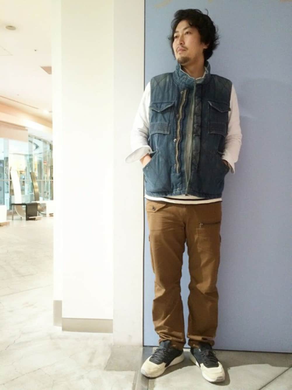 「ダウンベスト、白シャツ、AVIREX、カーゴパンツ、カーキのカーゴパンツ、黒スニーカー」｜「TYPE BLUEのavirex/アヴィレックス/メンズ/TYPE BLUE M-65 PADDING VEST/タイプブルー M-65 パディングベスト（ベスト、ブルー系）」を使った、Mr.nakamuraさん（メンズ・182cm）の秋コーディネートの1枚目の写真