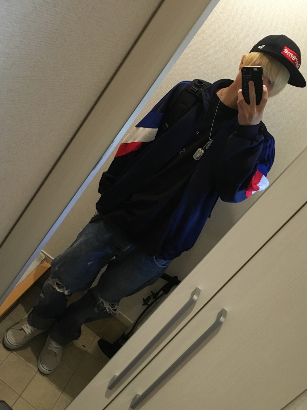 「adidasのアイテム（ジャケット/アウター、ブルー系）」を使った、Takuto Shimatsuさん（メンズ・180cm）の秋コーディネートの1枚目の写真