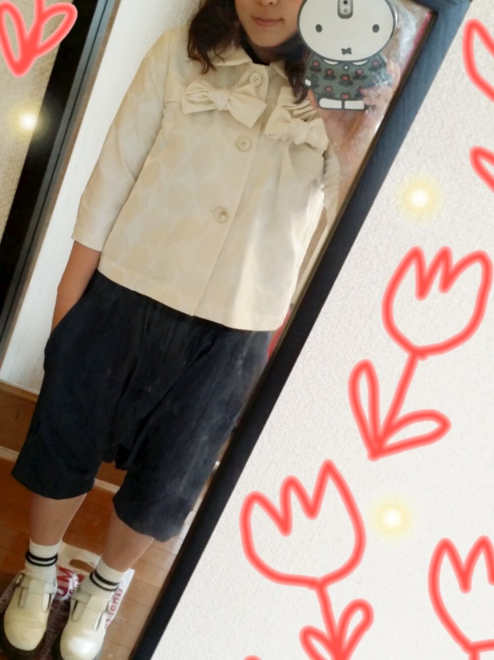 ホワイト系のシャツ/ブラウス、ブルー系のその他パンツ、ホワイト系のその他シューズを着用したレディースの春コーディネートの1枚目の写真