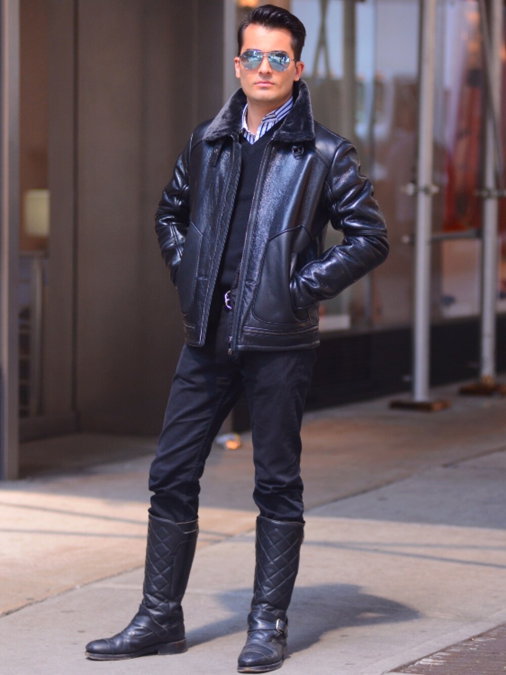 「shearling、black、leather jacket、NEW YORK、aviators、aviator、mirror sunglasses」｜「VERSACEのアイテム（ムートンコート、ブラック系）」を使った、MRNICHOLLSさん（メンズ・175cm）の秋コーディネートの1枚目の写真