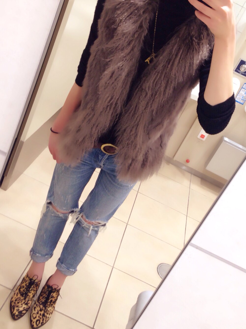 グレー系のその他アウター、ブラック系のニット/セーター、ブルー系のデニムパンツを着用したレディースの秋コーディネートの1枚目の写真