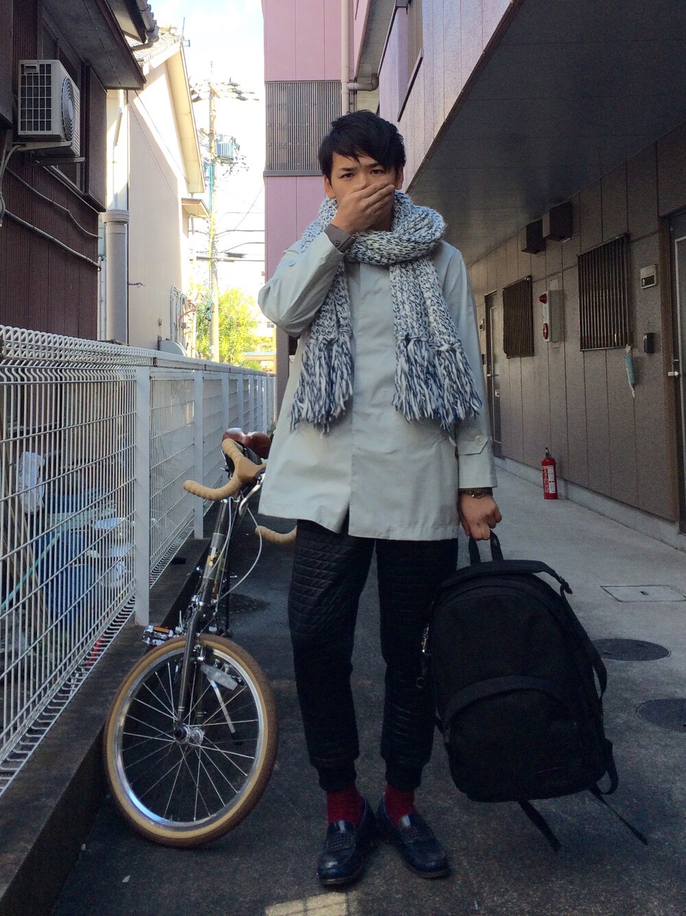 「スプリングコート、ステンカラーコート、卒業式、EN ROUTE(EN ROUTE)、大判ストール、黒リュック」｜「BEAUTY&YOUTH UNITED ARROWSのBY サイトス 3レイヤー ステンカラー コート◆（ステンカラーコート、グレー系）」を使った、uskさん（メンズ・174cm）の春コーディネートの1枚目の写真