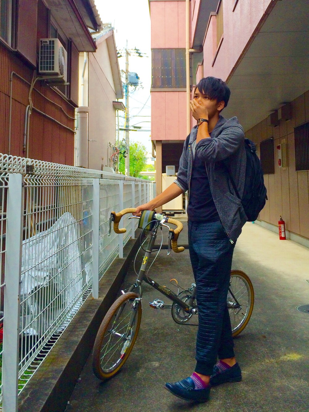 「自転車スタイル、スポーツミックス、グレーのパーカー、黒パンツ、黒リュック、スウエット」｜「Paul Smith JEANSのMELANGE HOODED PARKA 【232515 690M】（パーカー、グレー系）」を使った、uskさん（メンズ・174cm）の春コーディネートの1枚目の写真