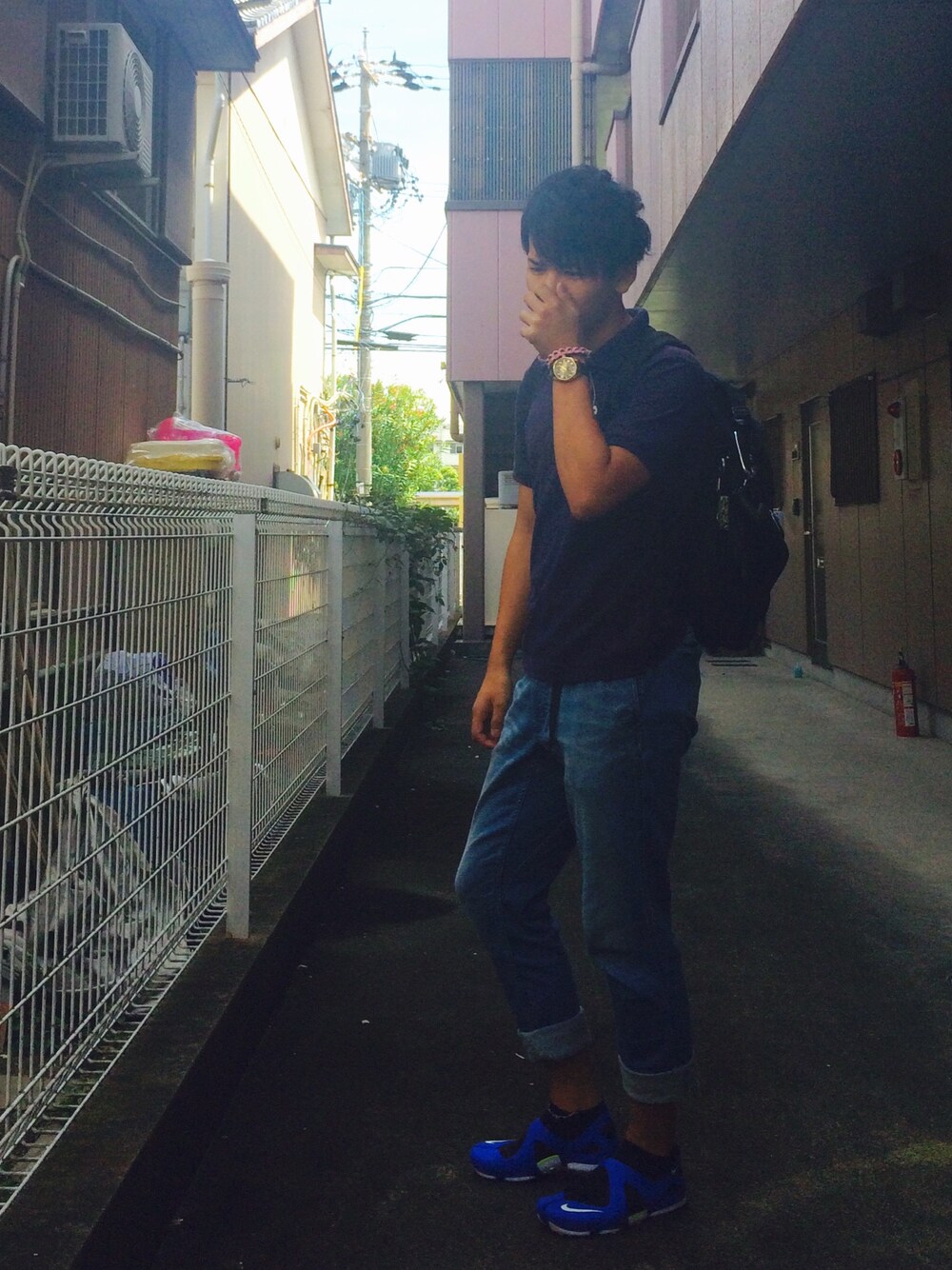 「ポロシャツ、リラックススタイル、エアリフト、グラミチ、勉強スタイル、サンダル、ciaopanic」｜「JOURNAL STANDARDのGRAMICCI　DENIM NARROW PANTS/グラミチ デニム ナローパンツ #（デニムパンツ、ブルー系）」を使った、uskさん（メンズ・174cm）の夏コーディネートの1枚目の写真