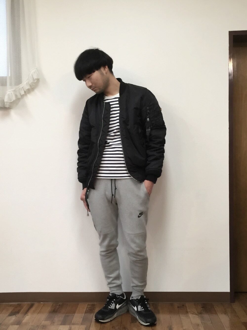 「スウェット、スウェットパンツ、MA-1、ハイテクスニーカー、ボーダー、マッシュ、刈り上げ」｜「SWAGGERのアイテム（ミリタリージャケット、ブラック系）」を使った、yuuki sasakiさん（メンズ・170cm）の冬コーディネートの1枚目の写真