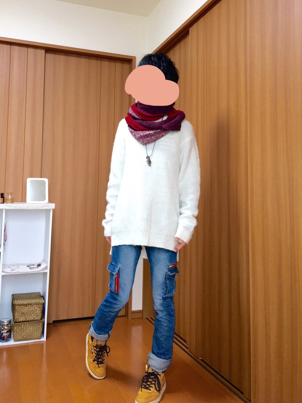 ホワイト系のニット/セーター、ブラウン系のスニーカー、ブルー系のデニムパンツを着用したメンズの秋コーディネートの1枚目の写真