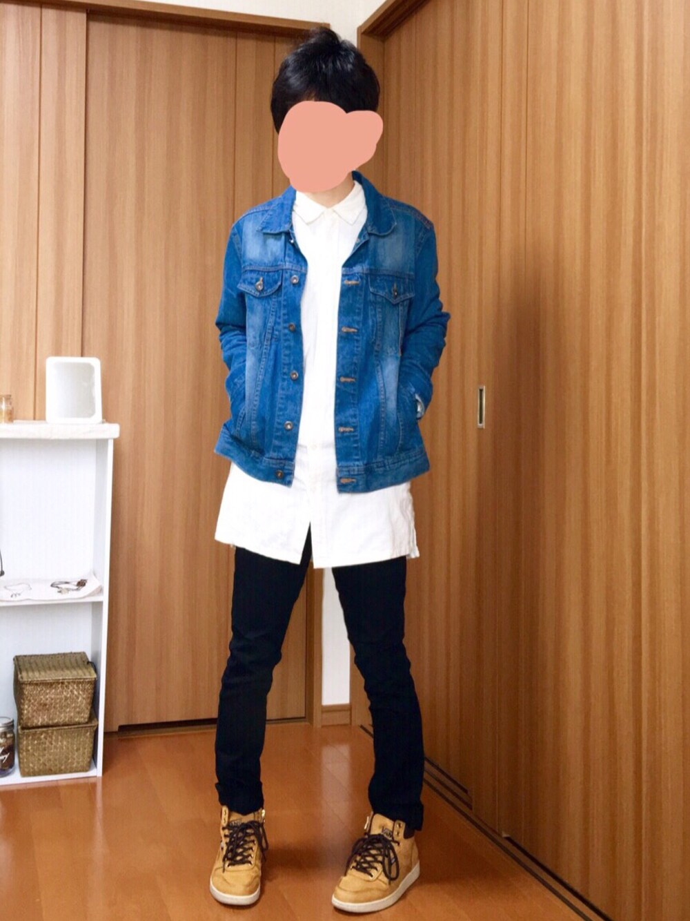 ブルー系のデニムジャケット、ホワイト系のシャツ/ブラウス、ブラック系のその他パンツを着用したメンズの秋コーディネートの1枚目の写真