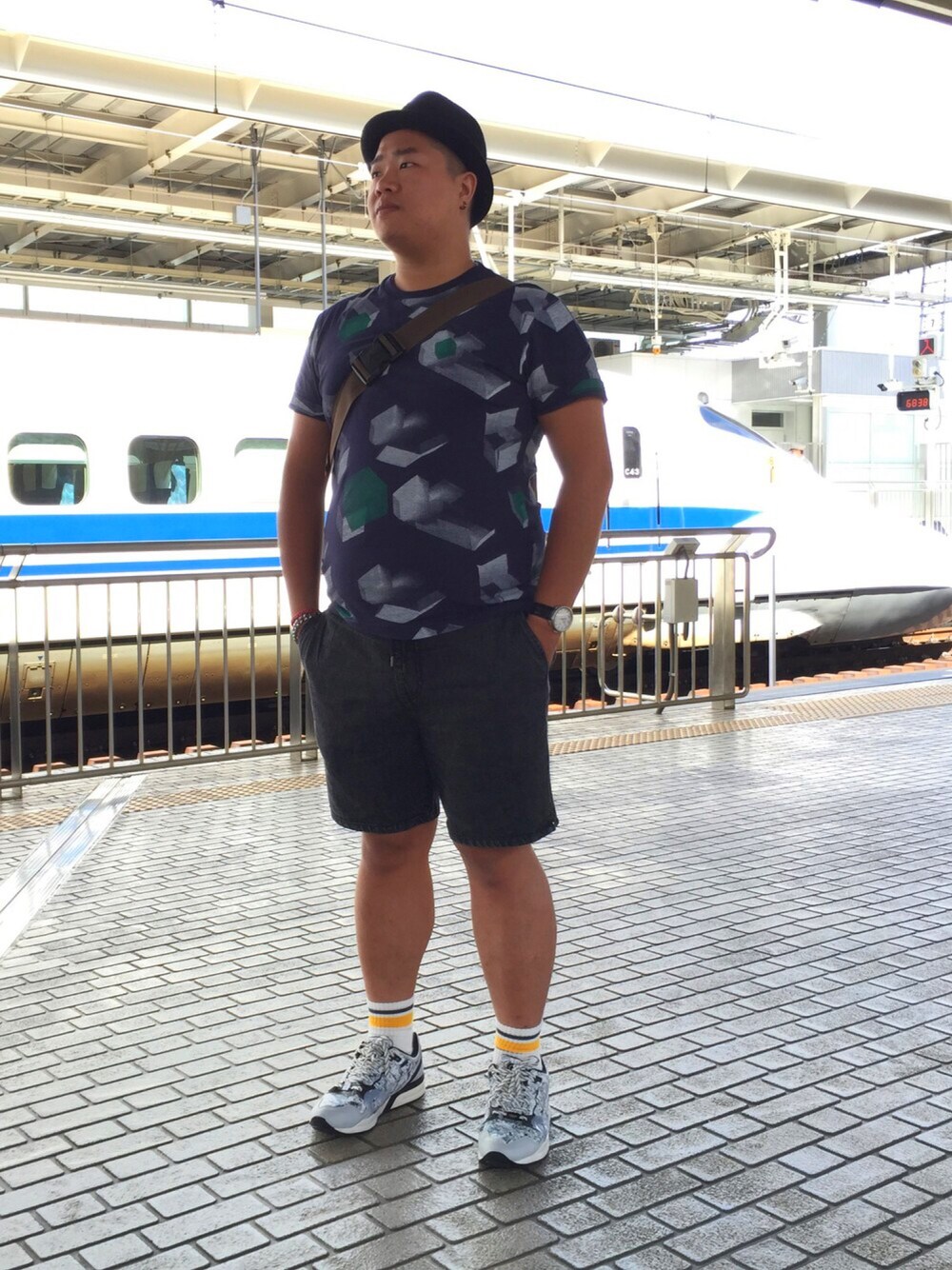 「大阪駅」｜「FOREVER 21のアイテム（パンツ、ブラック系）」を使った、Eric Wangさん（メンズ・173cm）の夏コーディネートの1枚目の写真