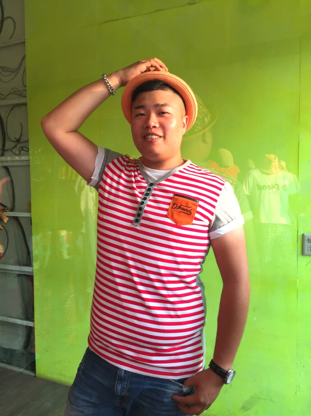 「夏、summer、denim、Taiwan、Tshirts」｜「D.friends (Taiwan)のアイテム（Tシャツ/カットソー、レッド系）」を使った、Eric Wangさん（メンズ・173cm）の夏コーディネートの1枚目の写真