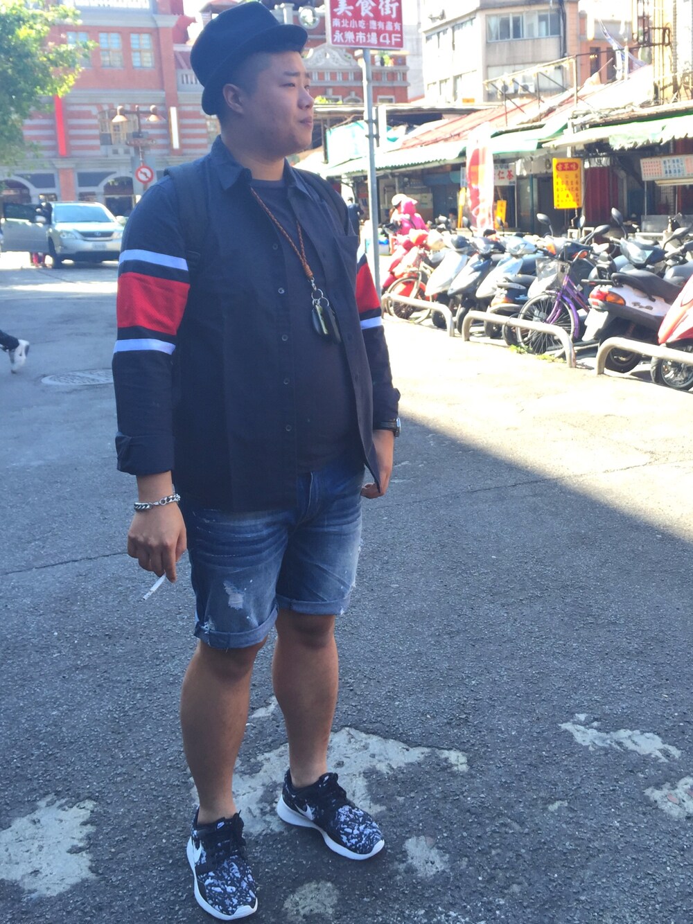 「夏、denim、TAIPEI、shorts、summer」｜「IZZUEのアイテム（シャツ/ブラウス、ブルー系）」を使った、Eric Wangさん（メンズ・173cm）の夏コーディネートの1枚目の写真