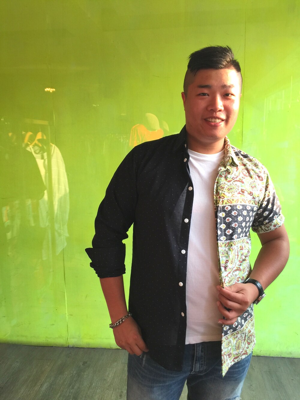 「denim、shirts、Outside、no brand、fashion」｜「no brandのアイテム（シャツ/ブラウス、その他）」を使った、Eric Wangさん（メンズ・173cm）の秋コーディネートの1枚目の写真