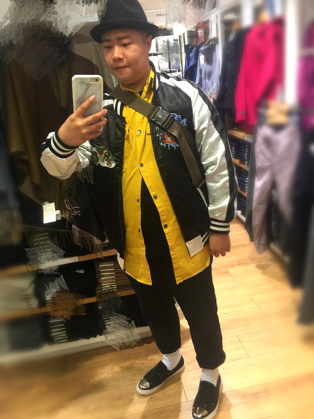「streetstyle、sukajacket、winter、hat、vintage」｜「VINTAGEのアイテム（シャツ/ブラウス、イエロー系）」を使った、Eric Wangさん（メンズ・173cm）の冬コーディネートの1枚目の写真