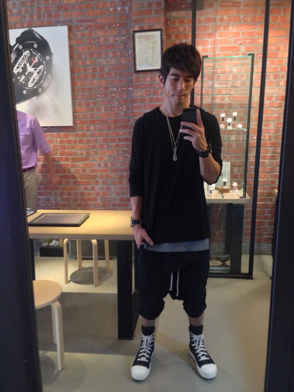 「Chrome Hearts、RICK OWENS」｜「DRKSHDW by RICK OWENSのアイテム（スニーカー、ブラック系）」を使った、hsiu j kaiさん（メンズ・180cm）の春コーディネートの1枚目の写真