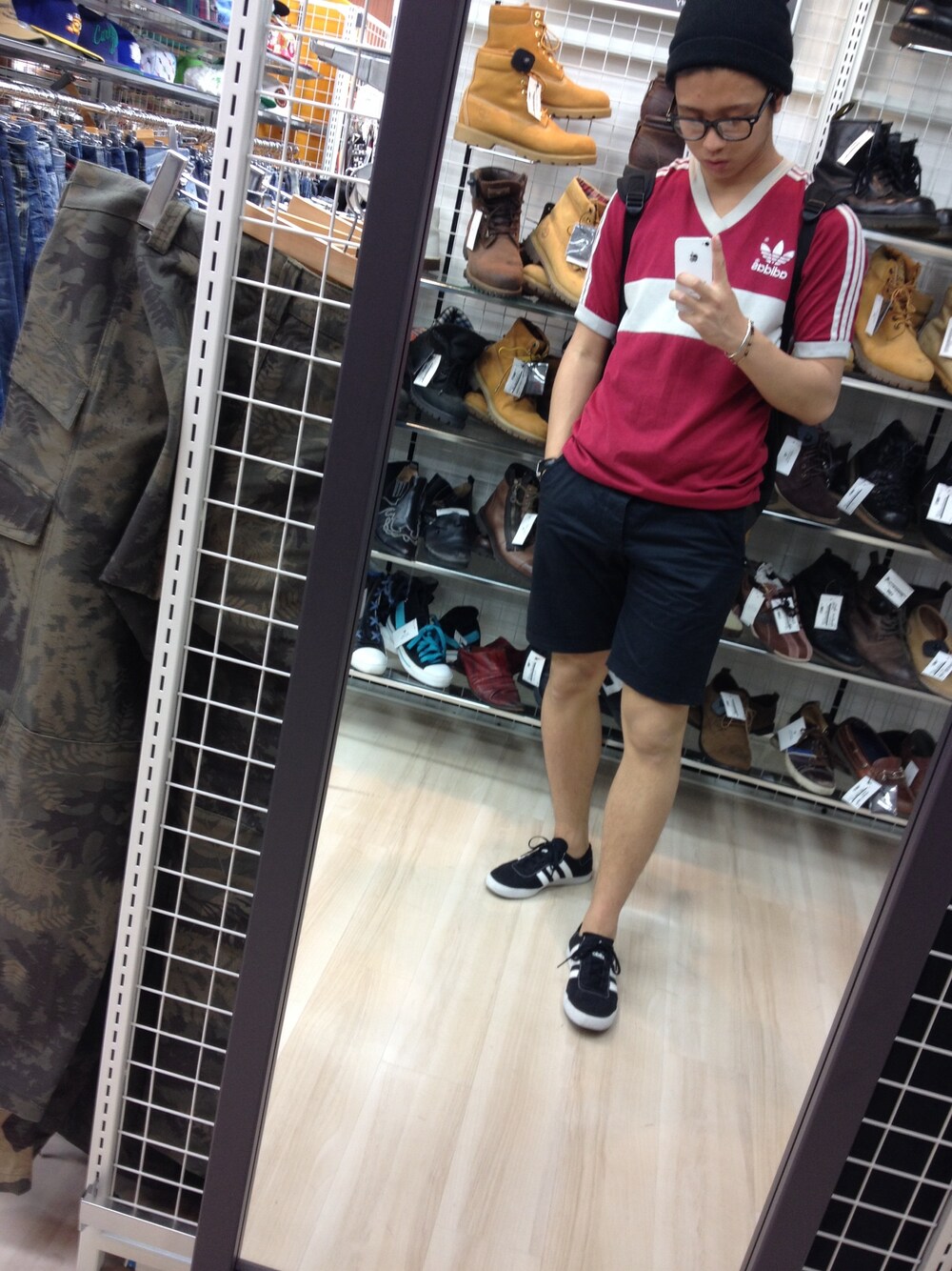 レッド系のTシャツ/カットソー、ブラック系のスニーカーを着用したメンズの夏コーディネートの1枚目の写真