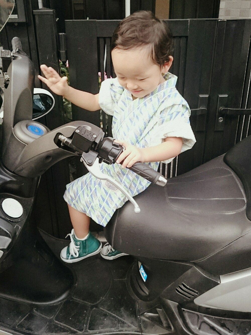 グリーン系のスニーカー、グリーン系の浴衣、ブルー系の水着/着物・浴衣を着用したキッズの夏コーディネートの1枚目の写真