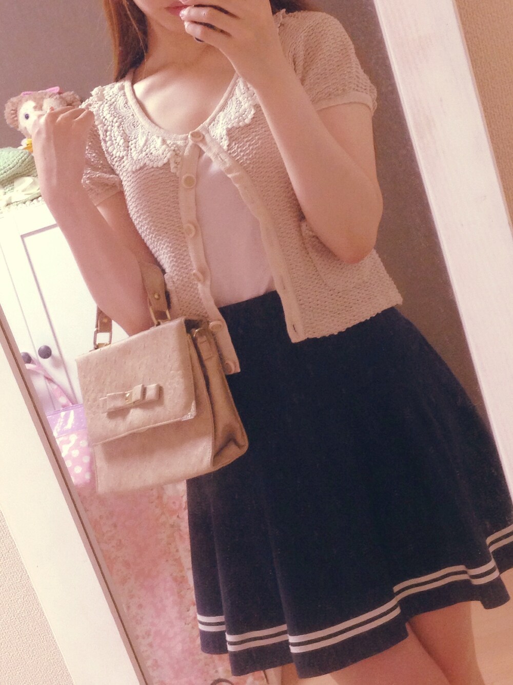 ベージュ系のカーディガン/ボレロ、ブルー系のスカート、ベージュ系のショルダーバッグを着用したレディースの夏コーディネートの1枚目の写真