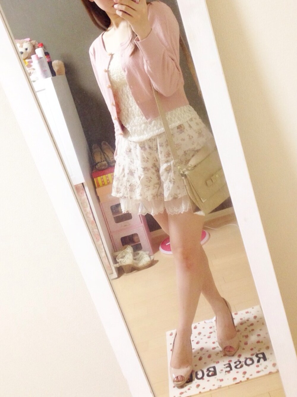 ピンク系のカーディガン/ボレロ、ベージュ系のその他パンツ、ピンク系のパンプスを着用したレディースの秋コーディネートの1枚目の写真