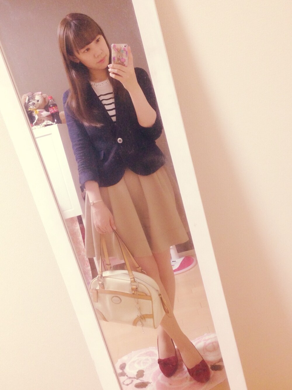 その他のニット/セーター、ブルー系のテーラードジャケット、ホワイト系のボストンバッグを着用したレディースの秋コーディネートの1枚目の写真