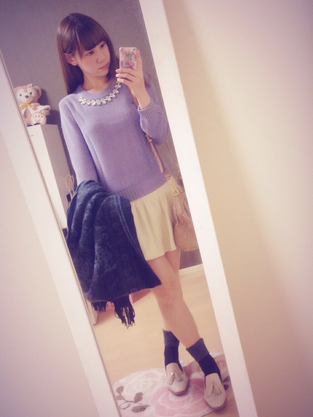 ブルー系のニット/セーター、ブルー系のスカート、ホワイト系のローファーを着用したレディースの秋コーディネートの1枚目の写真