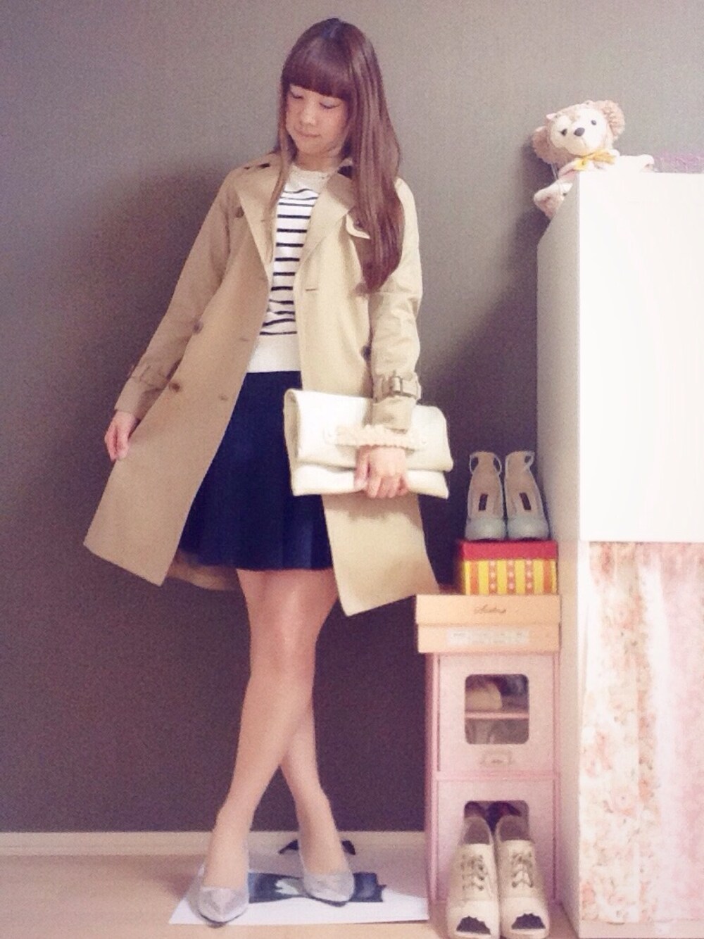 その他のニット/セーター、ブルー系のスカート、シルバー系のパンプスを着用したレディースの春コーディネートの1枚目の写真