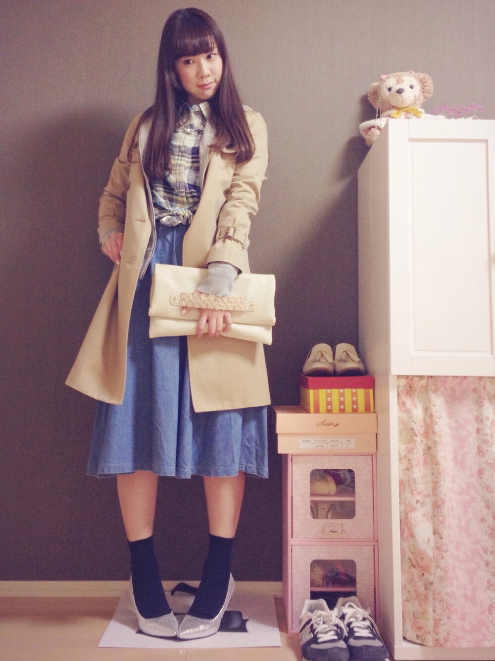 ブルー系のシャツ/ブラウス、ホワイト系のクラッチバッグ、シルバー系のパンプスを着用したレディースの春コーディネートの1枚目の写真