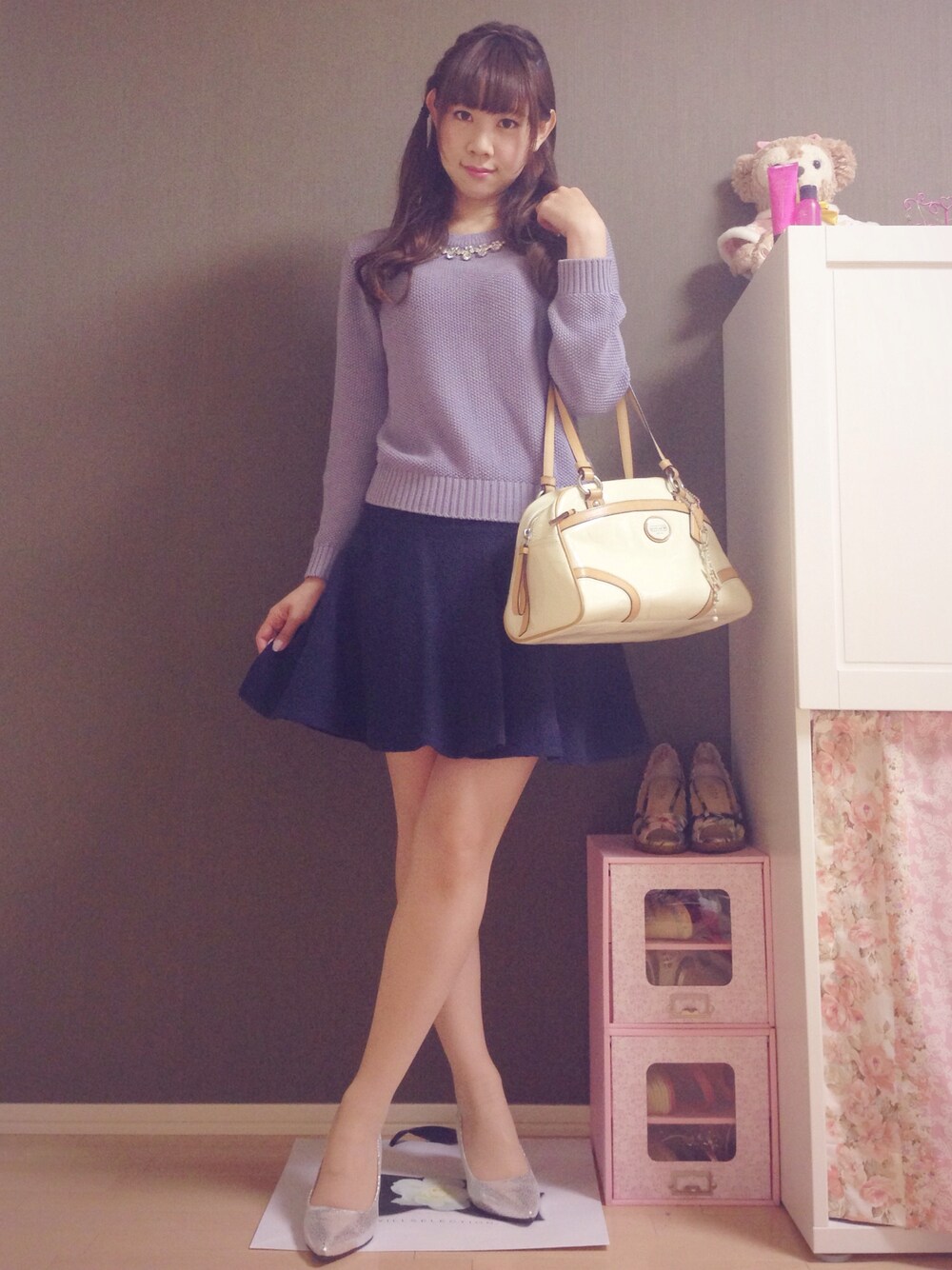 ブルー系のスカート、ブルー系のニット/セーター、ホワイト系のボストンバッグを着用したレディースの春コーディネートの1枚目の写真