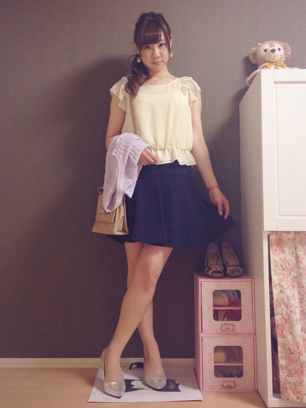 ブルー系のスカート、パープル系のカーディガン/ボレロ、ホワイト系のシャツ/ブラウスを着用したレディースの夏コーディネートの1枚目の写真