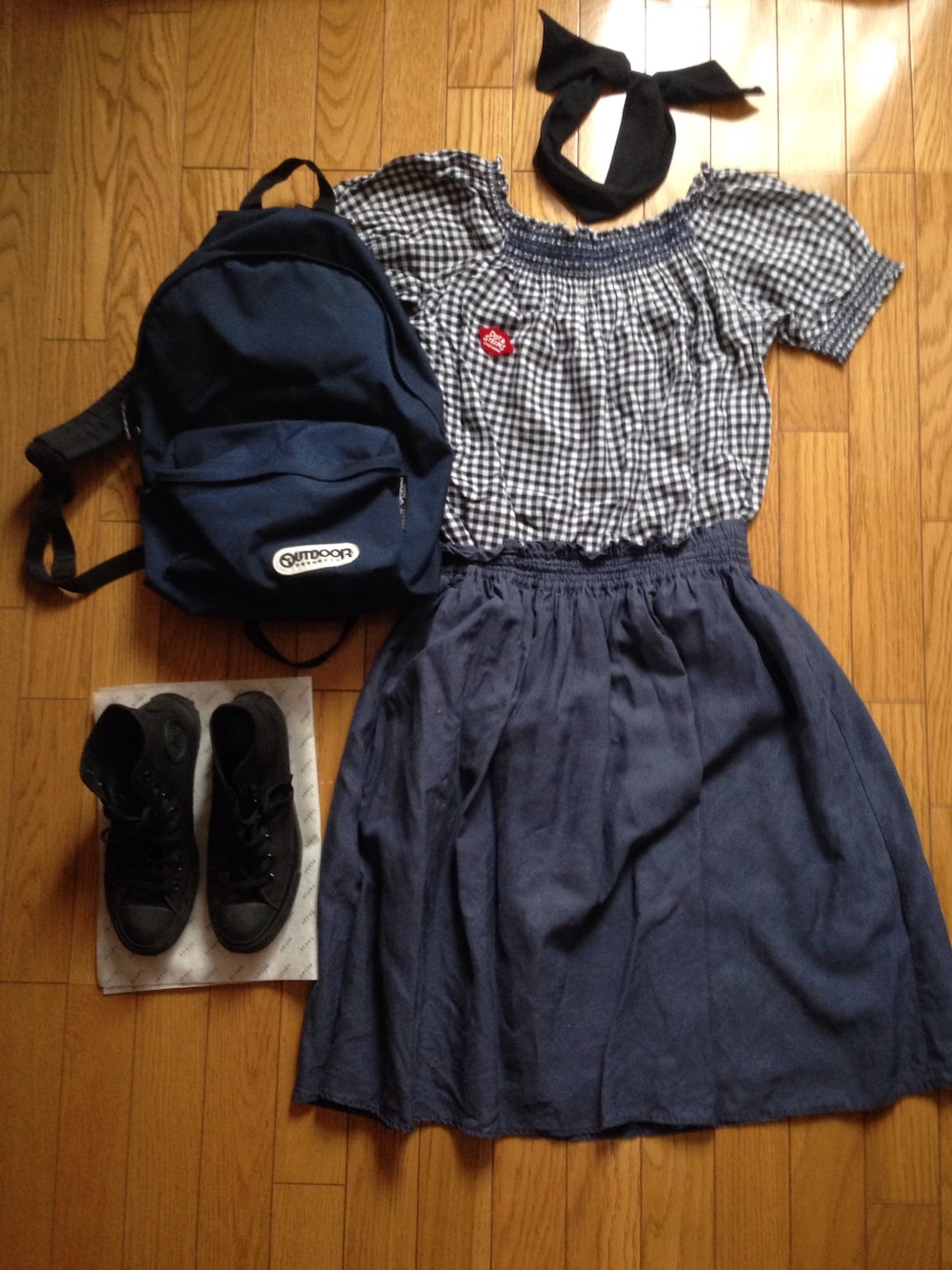 ブルー系のチュニック、ブルー系のスカート、ブルー系のバックパック/リュックを着用したレディースの夏コーディネートの1枚目の写真