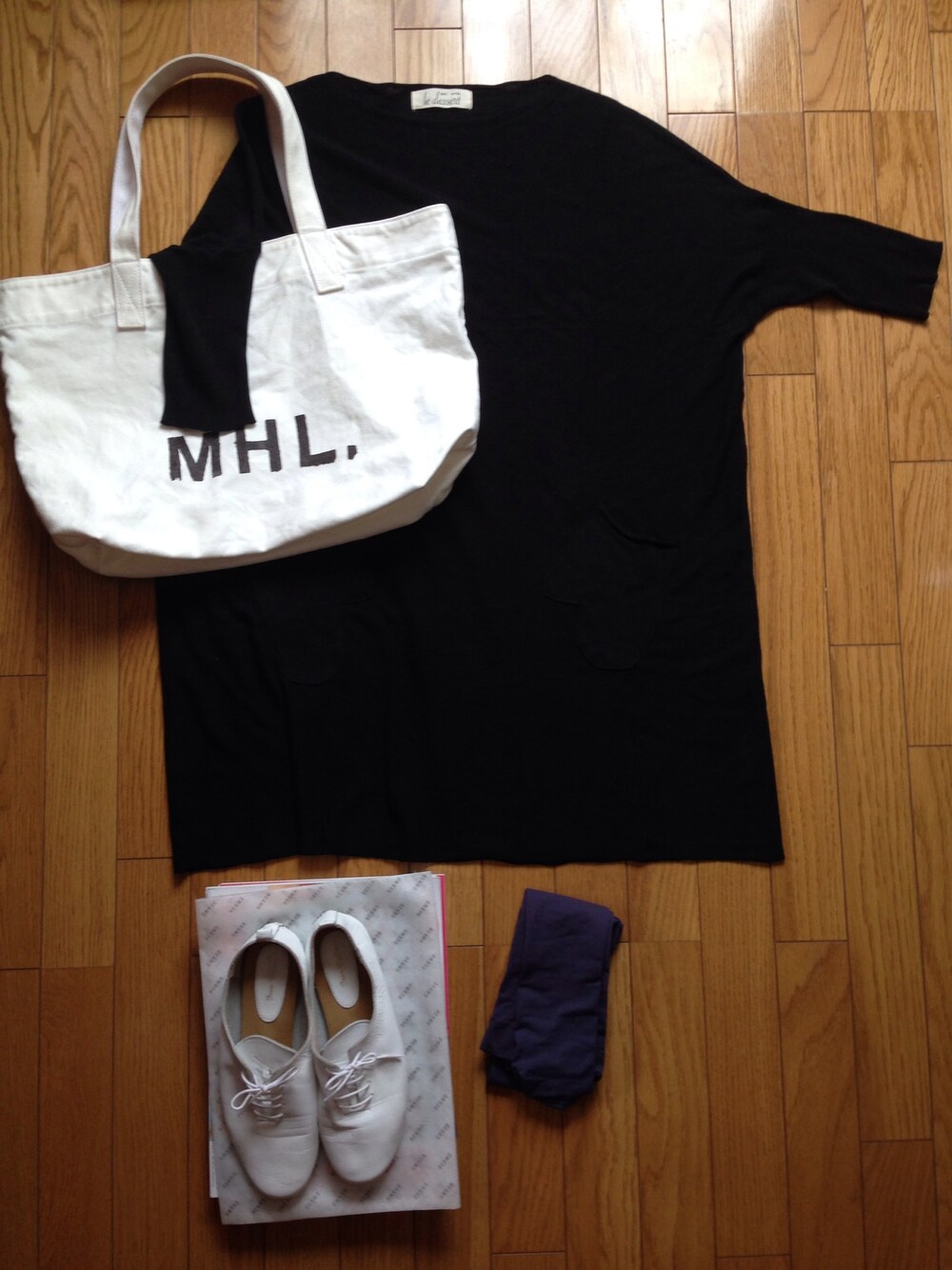 ブラック系のワンピース、ホワイト系のその他シューズ、ホワイト系のトートバッグを着用したレディースの夏コーディネートの1枚目の写真