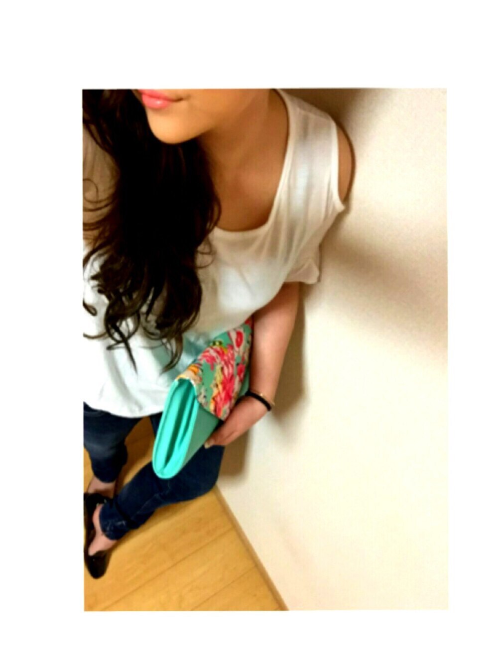 ホワイト系のTシャツ/カットソー、ブラック系のパンプス、グリーン系のクラッチバッグを着用したレディースの春コーディネートの1枚目の写真