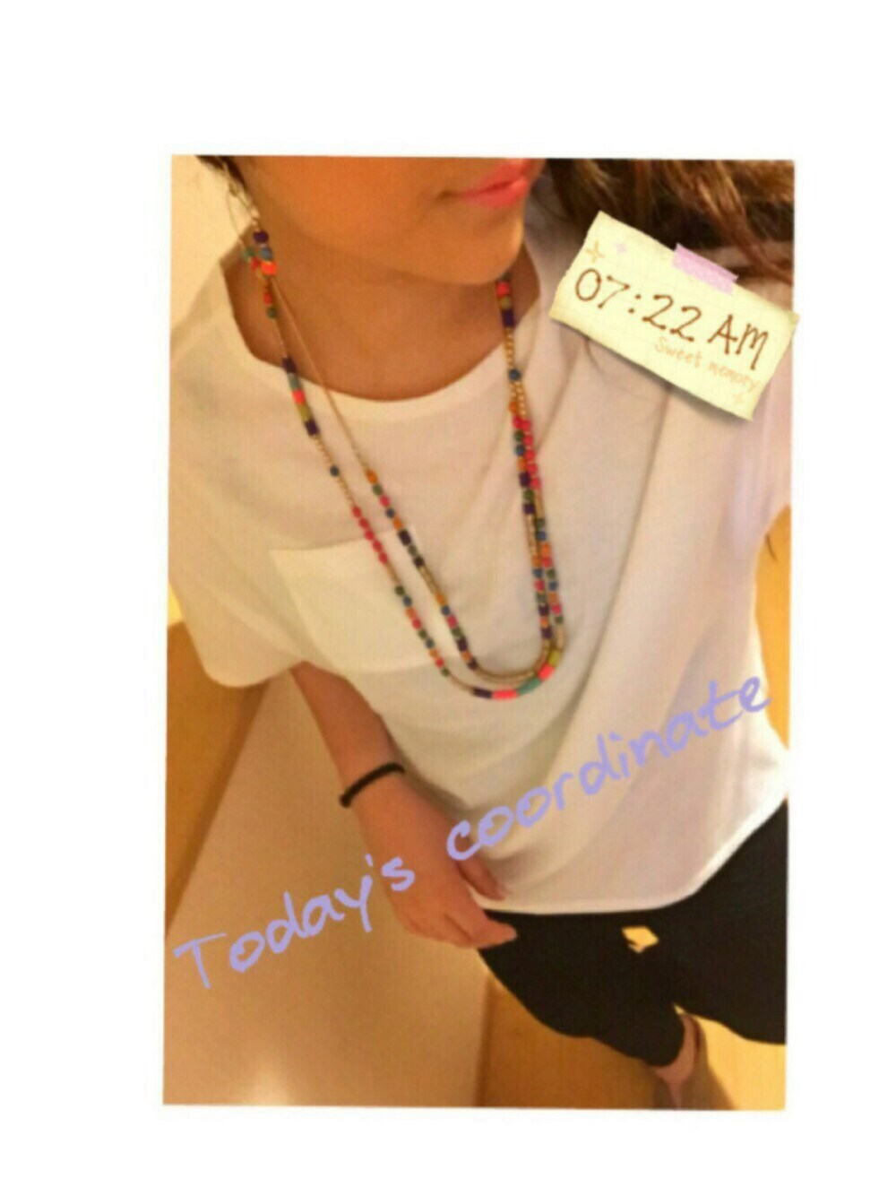 ホワイト系のTシャツ/カットソー、ブラック系のパンツ、その他のその他を着用したレディースの春コーディネートの1枚目の写真