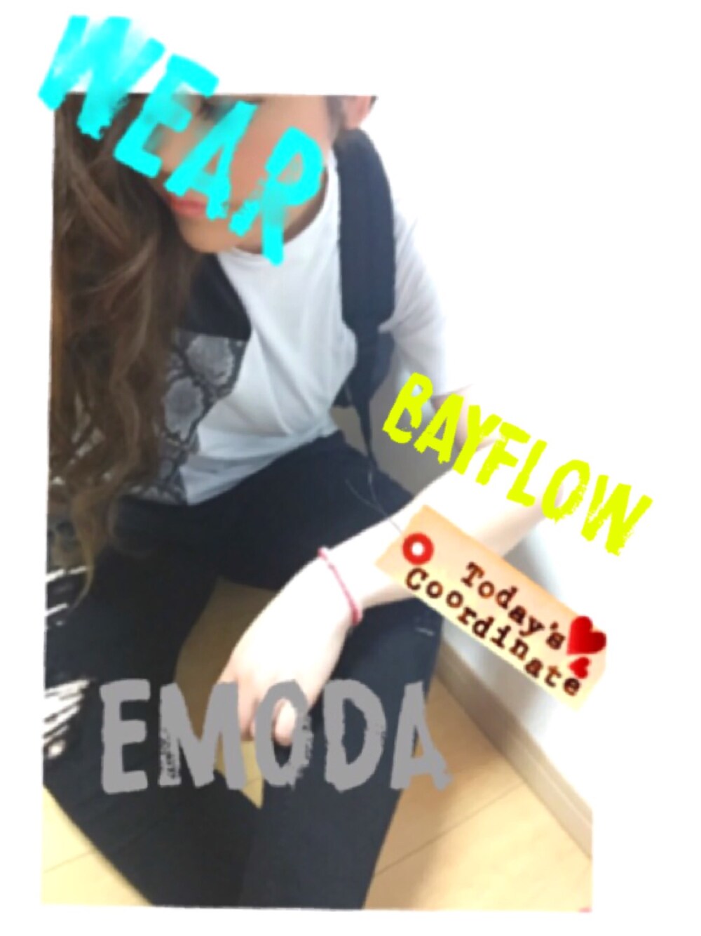 ホワイト系のTシャツ/カットソー、レッド系のシューズ、ブラック系のタンクトップを着用したレディースの夏コーディネートの1枚目の写真