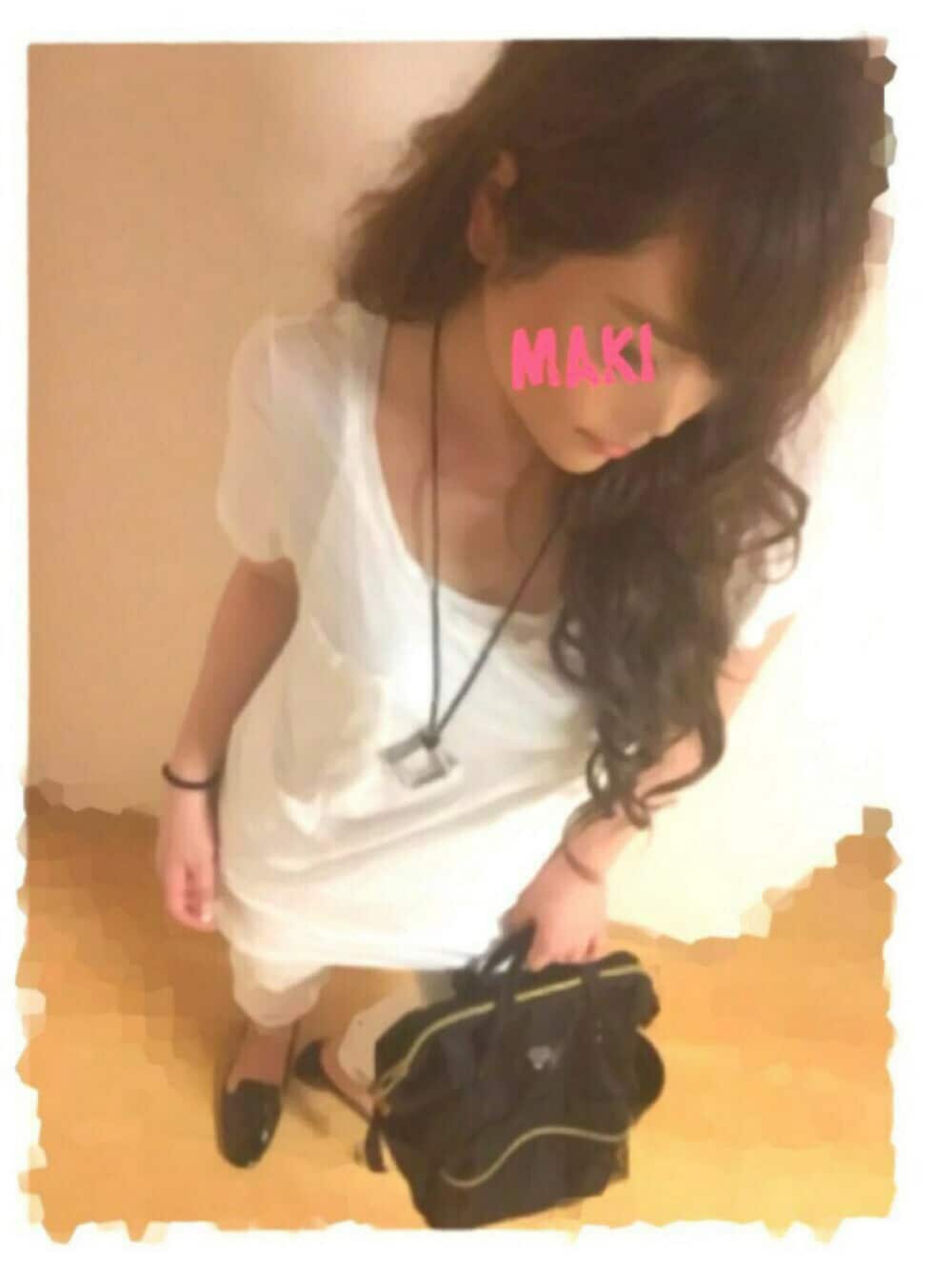 ブラック系のパンプス、ホワイト系のデニムパンツ、ホワイト系のタンクトップを着用したレディースの夏コーディネートの1枚目の写真