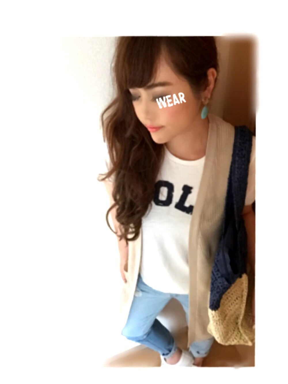 ベージュ系のベスト、ホワイト系のTシャツ/カットソー、ホワイト系のスニーカーを着用したレディースの夏コーディネートの1枚目の写真