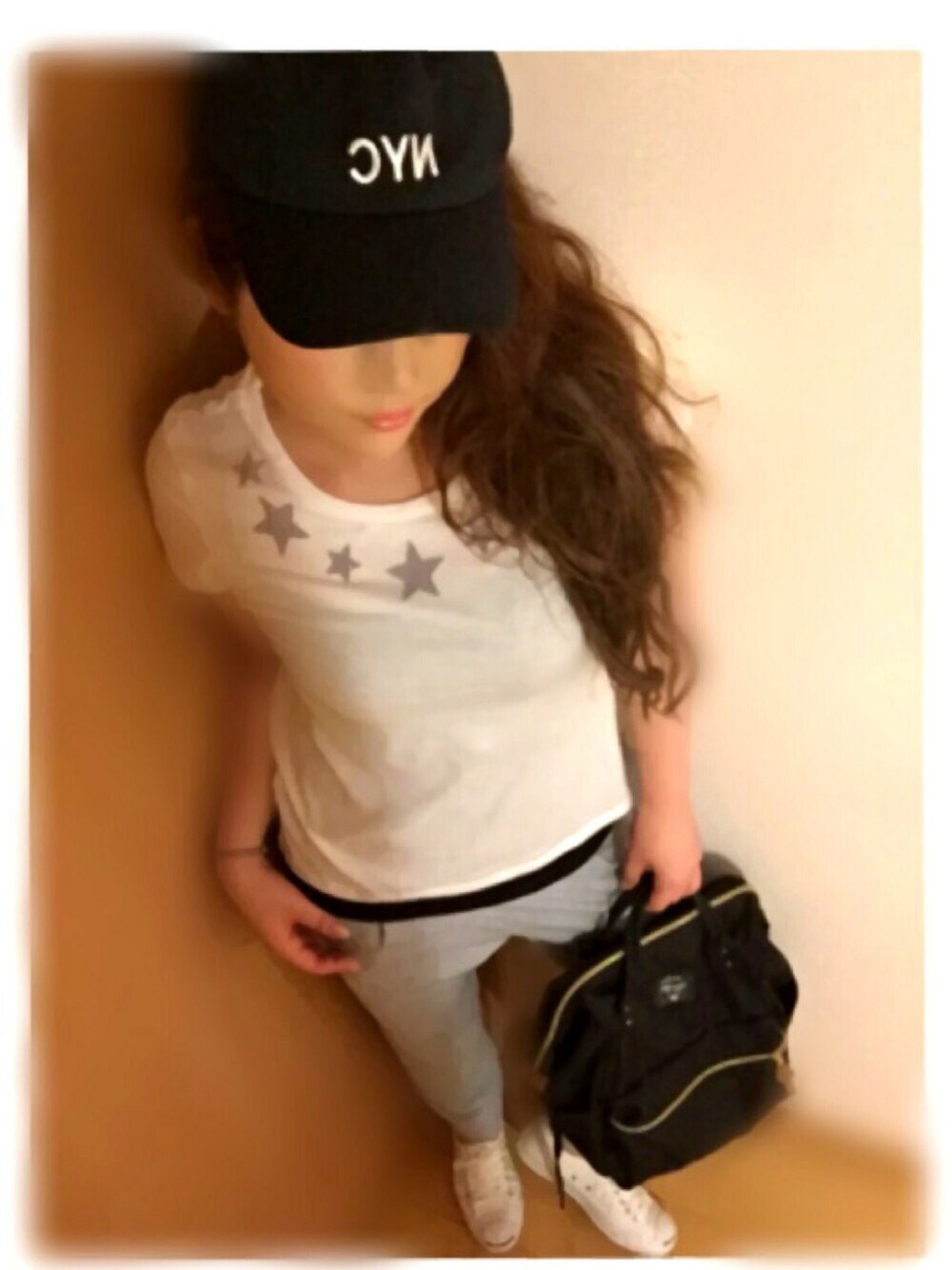 ホワイト系のTシャツ/カットソー、グレー系のパンツ、ブラック系のバックパック/リュックを着用したレディースの夏コーディネートの1枚目の写真