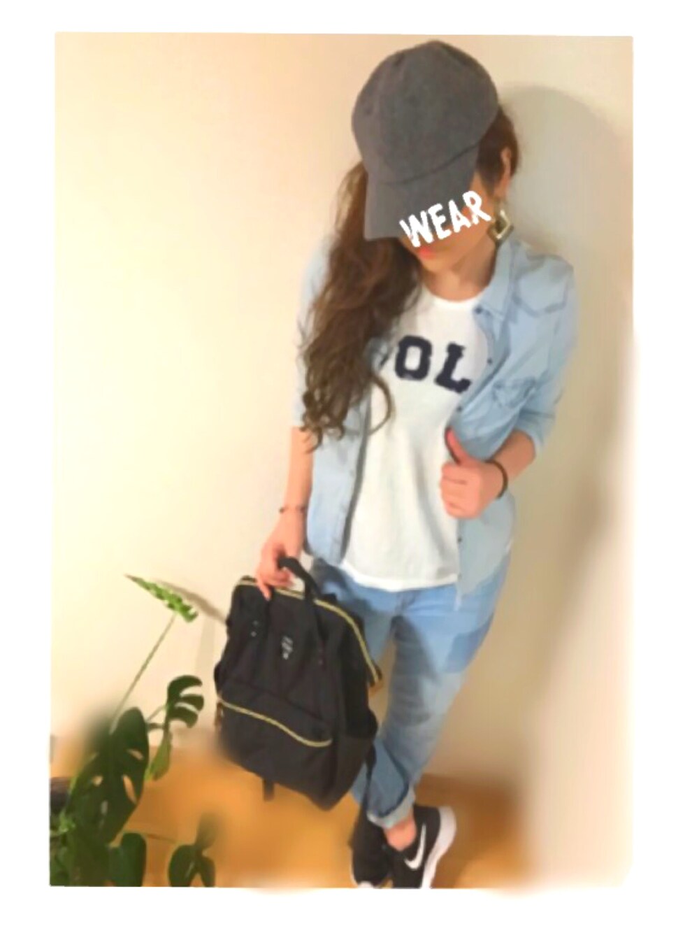 ブラック系のバックパック/リュック、ホワイト系のTシャツ/カットソー、ブラック系のスニーカーを着用したレディースの秋コーディネートの1枚目の写真