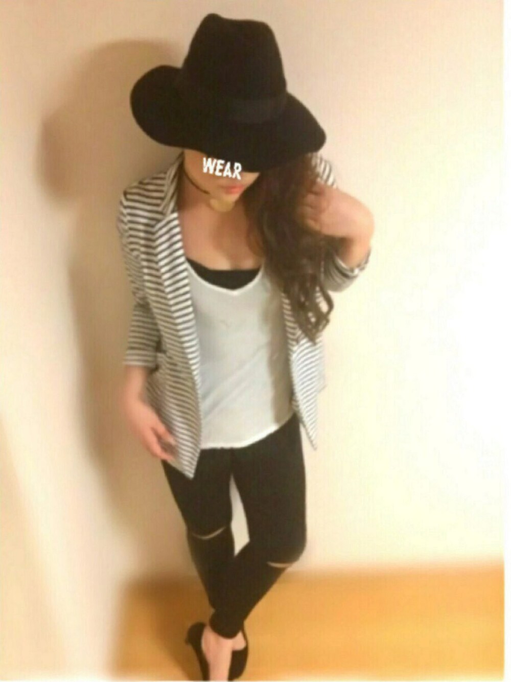 ブラック系のパンツ、ホワイト系のTシャツ/カットソー、ブラック系のハットを着用したレディースの秋コーディネートの1枚目の写真