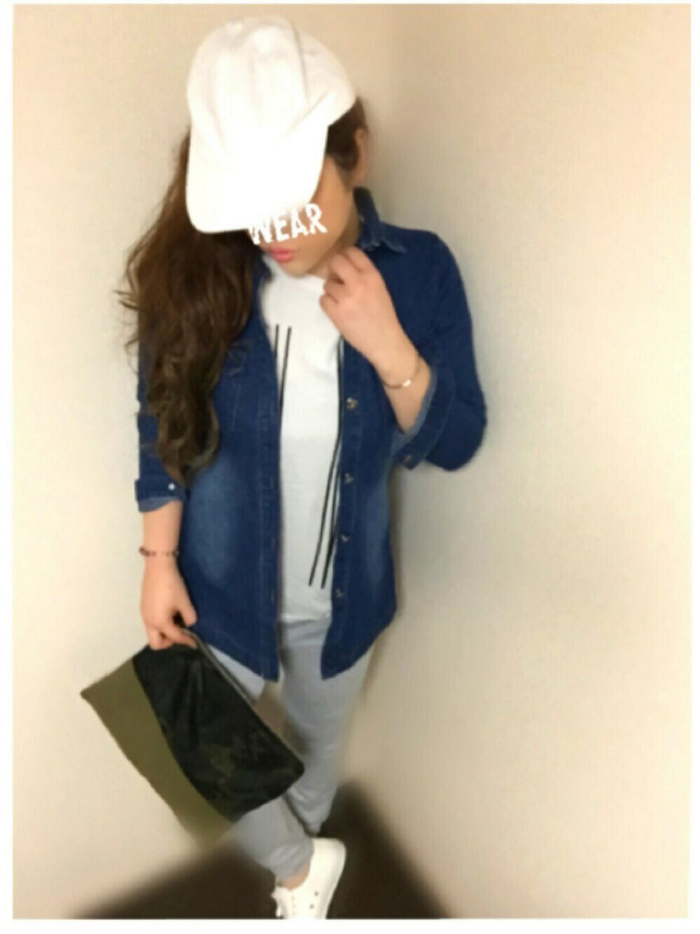 ホワイト系のスニーカー、ブルー系のシャツ/ブラウス、ホワイト系のTシャツ/カットソーを着用したレディースの秋コーディネートの1枚目の写真