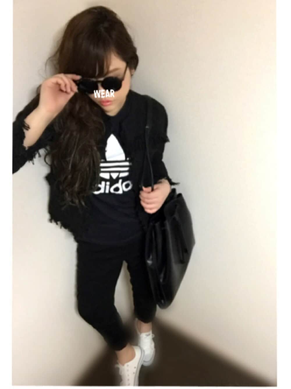 「ツイード、オールブラック、スニーカー、adidas、秋のコーデ、サングラス、大人カジュアル、カジュアル、シンプル、ラフ」｜「MURUAの【FEMININE】ﾙｰｽﾞﾂｲｰﾄﾞJK（ノーカラージャケット、ブラック系）」を使った、🌴Mさん（レディース・170cm）の秋コーディネートの1枚目の写真