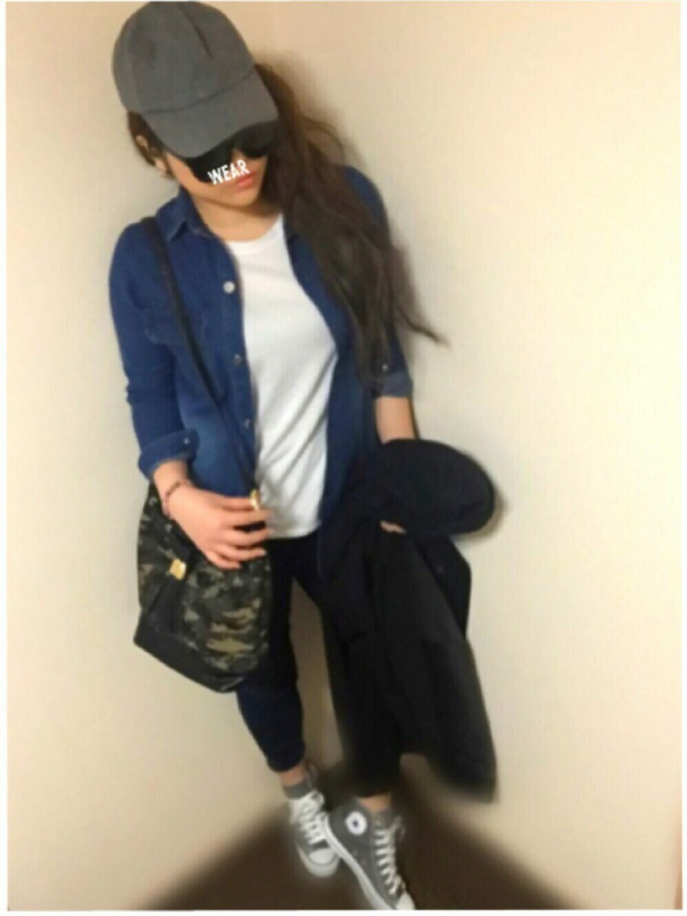 その他のショルダーバッグ、グレー系のスニーカー、ブルー系のシャツ/ブラウスを着用したレディースの秋コーディネートの1枚目の写真