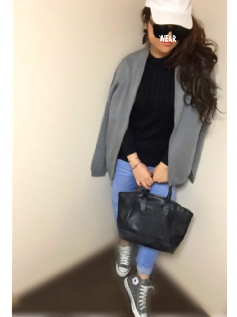 グレー系のブルゾン、ブラック系のニット/セーター、グレー系のスニーカーを着用したレディースの冬コーディネートの1枚目の写真