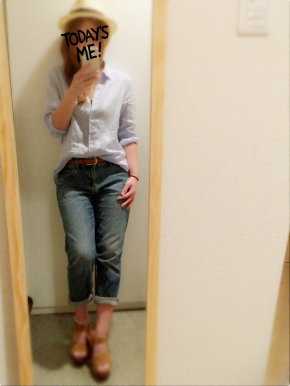 ブルー系のシャツ/ブラウス、ブルー系のデニムパンツ、ブラウン系のサンダルを着用したレディースの夏コーディネートの1枚目の写真