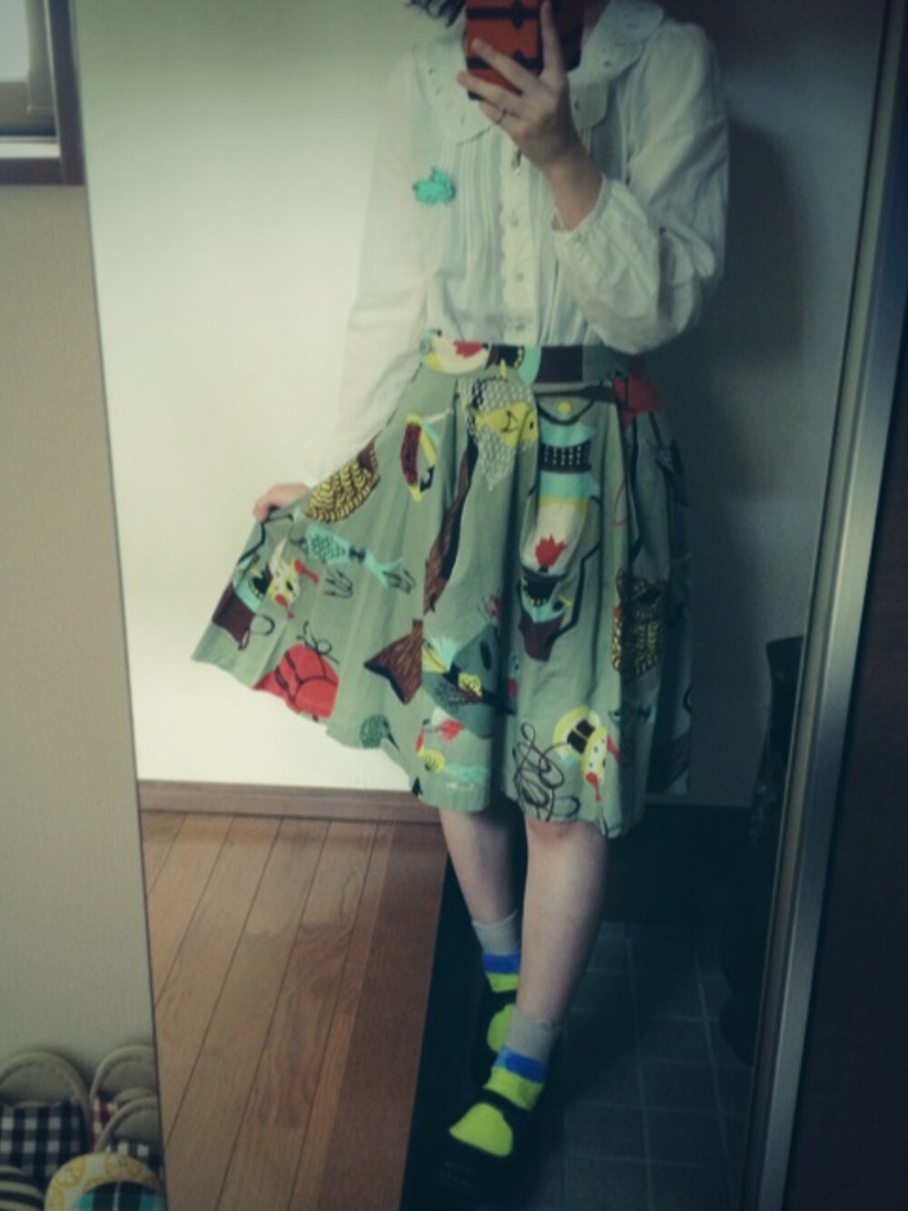 グリーン系のスカート、ブラック系のその他シューズ、グリーン系のブローチ/コサージュを着用したレディースの夏コーディネートの1枚目の写真